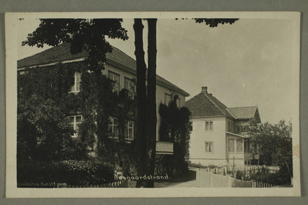 Prospektkort av Kjøsterudgården med påskriften "Aasgaardstrand" (MM N 2240) og Maleriet Rød Villvin (M 503, 1898–1900) . Prospektkort av Kjøsterudgården med påskriften "Aasgaardstrand" (MM N 2240) og Maleriet Rød Villvin (M 503, 1898–1900) Prospektkort med påskriften "Aasgaardstrand. Lindebergs Bad"(MM N 1116) og Maleriet Melankoli (M 33, 1893)