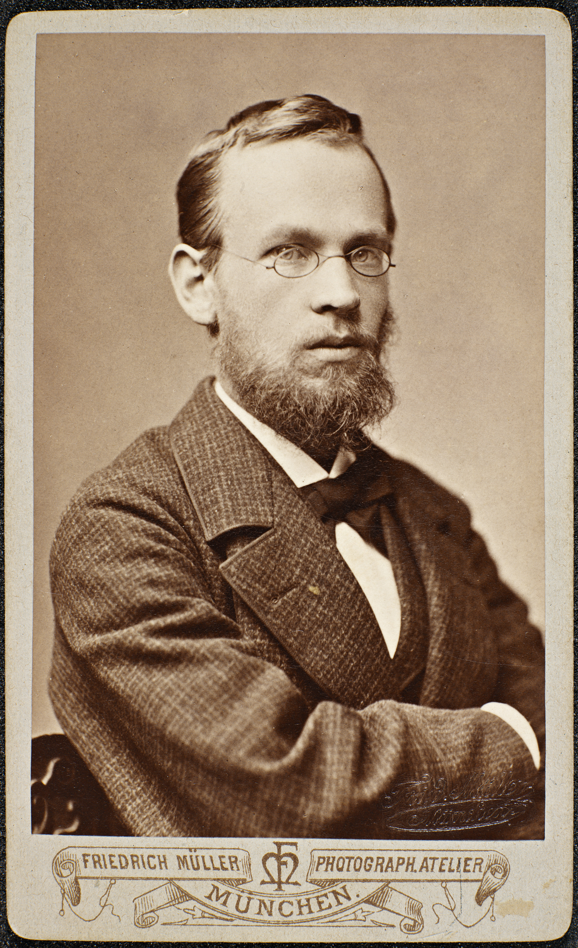 Portrett av Erik Werenskiold, 1880, fotograf Friedrich Müller (München).
     Nasjonalbiblioteket. Fra
     http://upload.wikimedia.org/wikipedia/commons/6/67/Portrett_av_Erik_Werenskiold%2C_1880.jpg